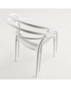 chaise en plastique blanc