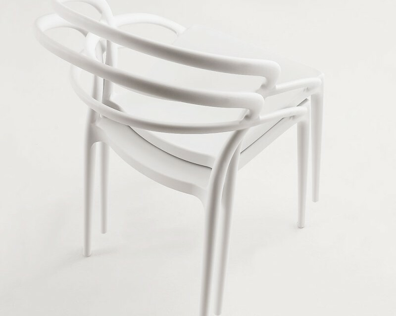 chaise en plastique blanc