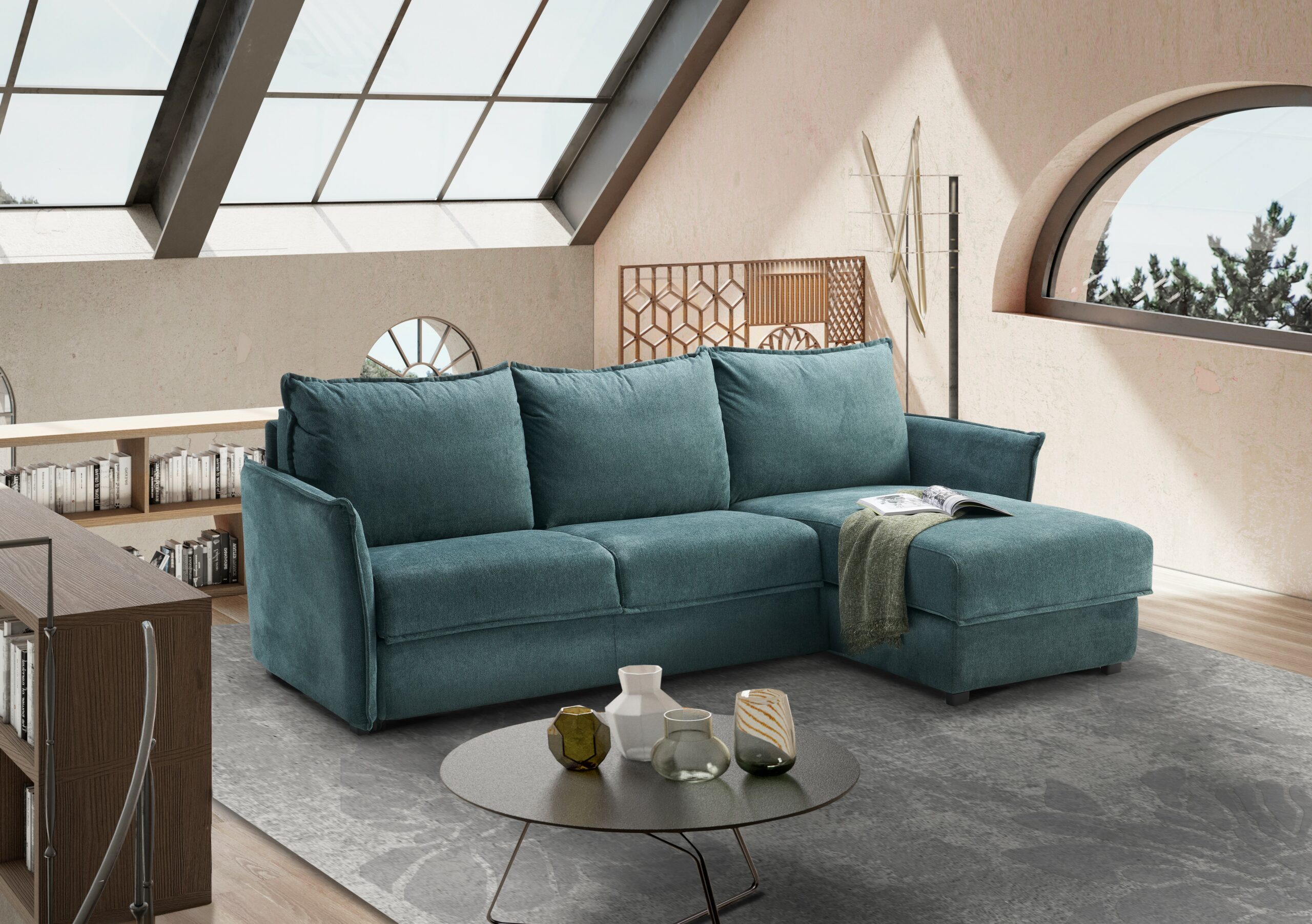 canapé d'angle en tissu bleu avec une chaise longue sur la droite en vue de face, présenté dans une maison sous comble avec une fenêtre