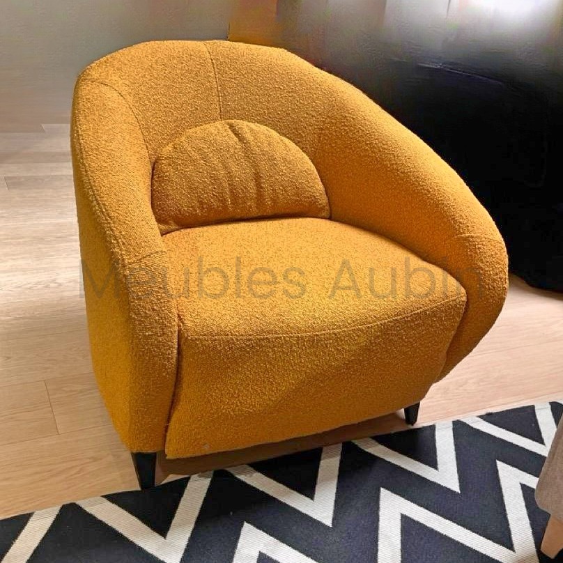 fauteuil cabriolet moutarde sur parquet et tapis noir et blanc