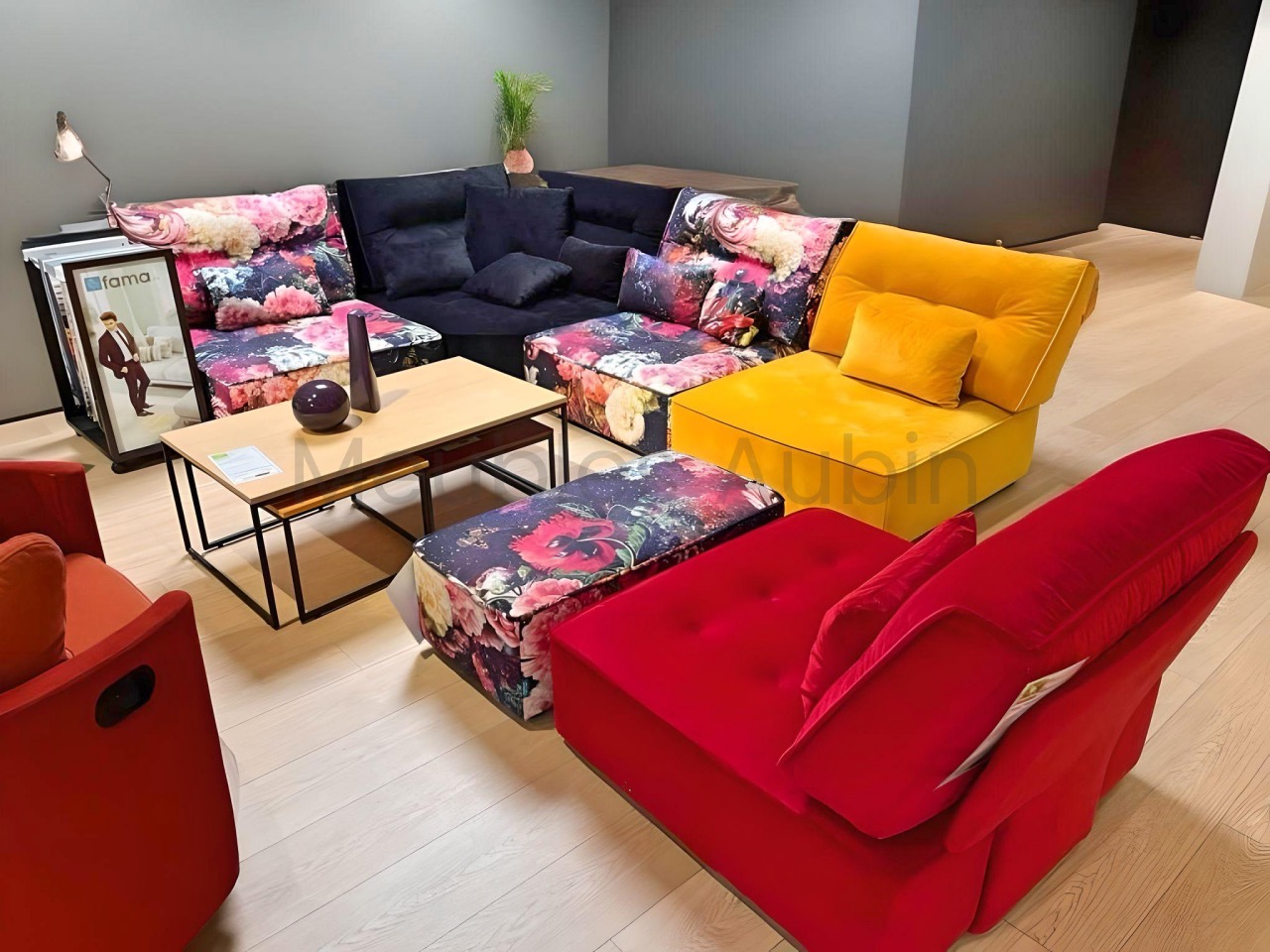 canape modulable multi chauffeuse rouge, jaune, tissu fleur, sur un parquet bois et mur noir