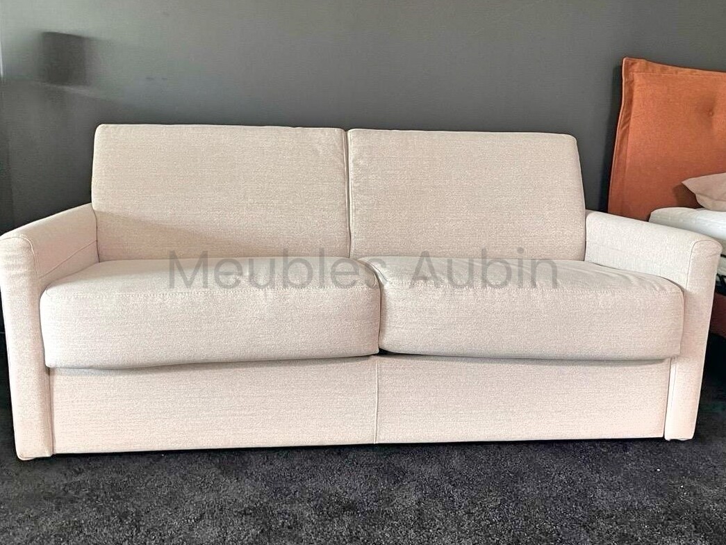 canape beige posé sur une moquette noire