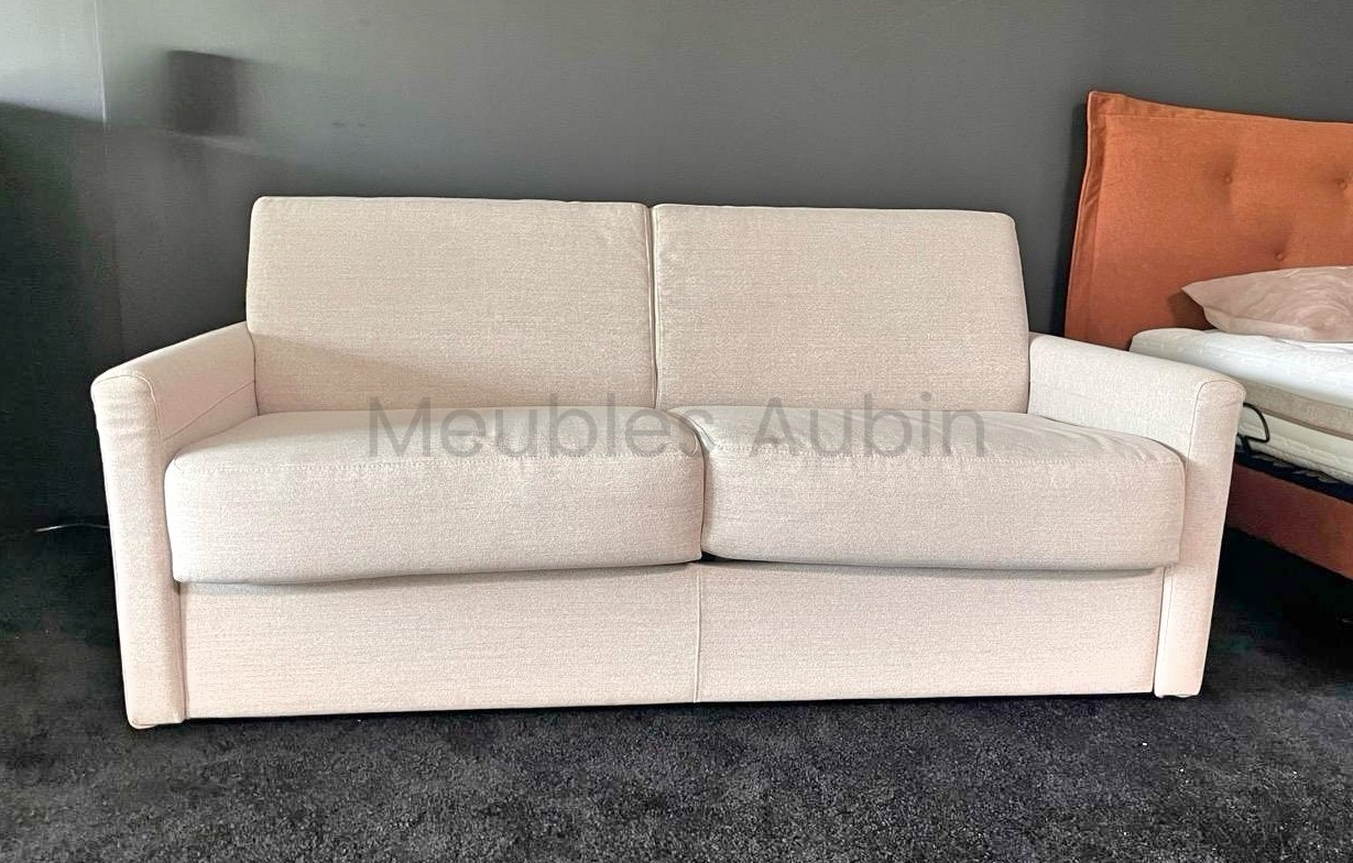 canape beige posé sur une moquette noire