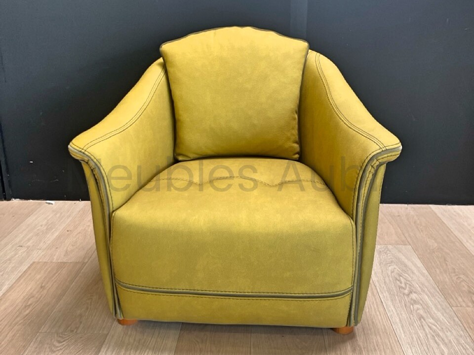 fauteuil en microfibre vert posé sur un parquet en bois