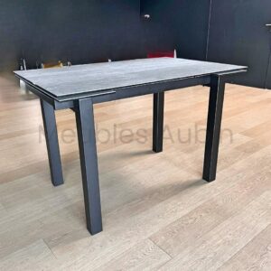 table en céramique en haut 90 cm posé sur un parquet chêne clair