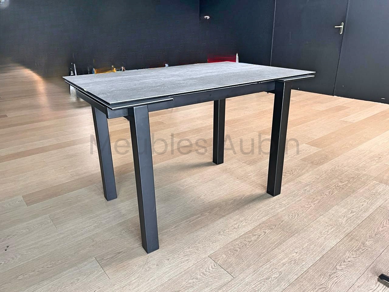 table en céramique en haut 90 cm posé sur un parquet chêne clair