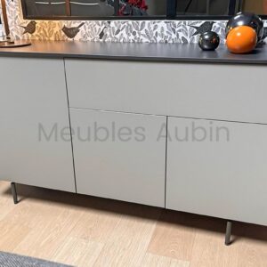 enfilade sur pied moderne. Coloris gris et piétement métal