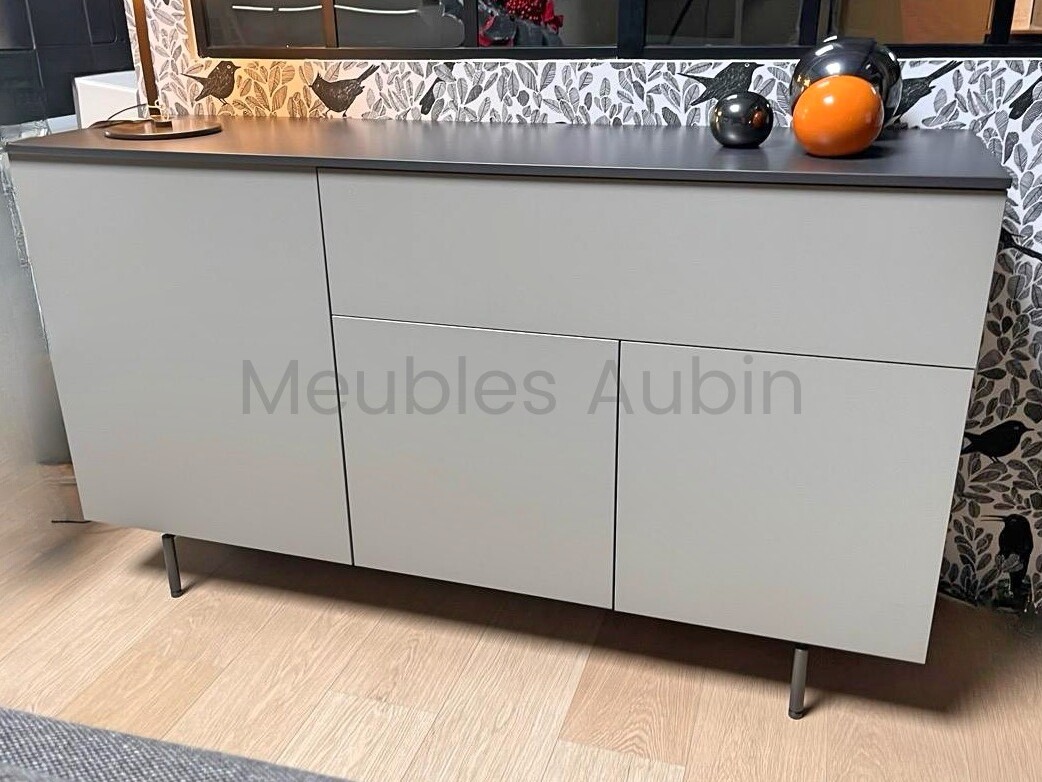 enfilade sur pied moderne. Coloris gris et piétement métal