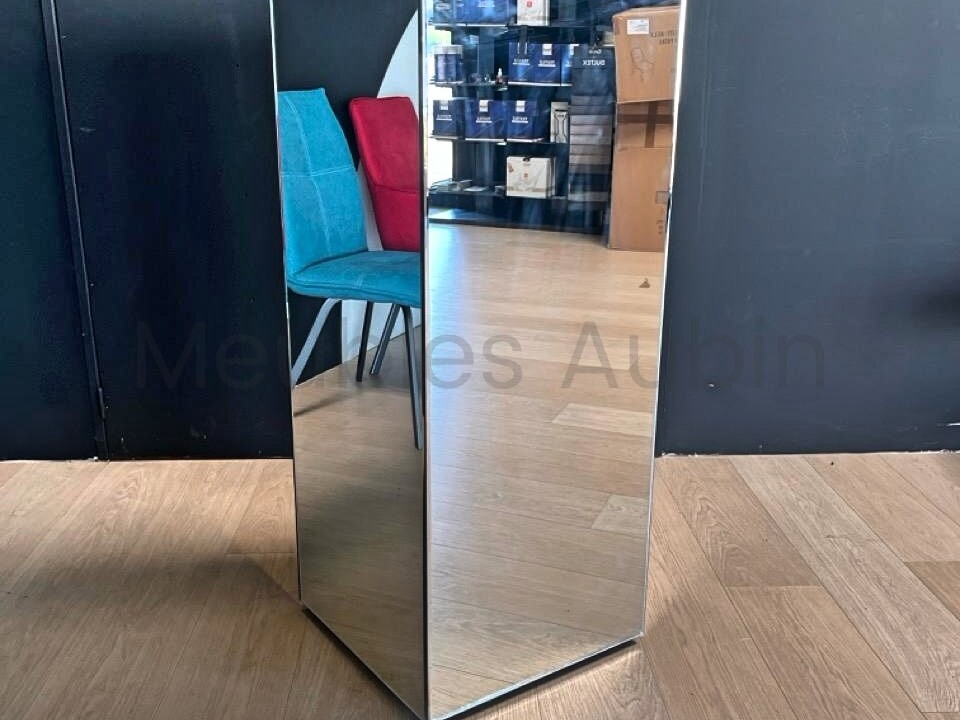 colonne miroir sur mur noir avec parquet bois clair