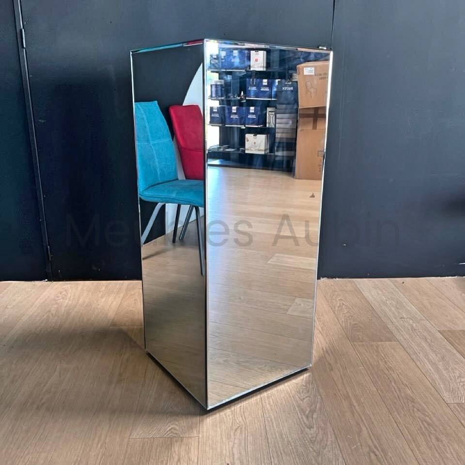 colonne miroir sur mur noir avec parquet bois clair