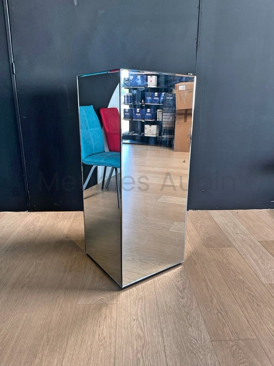 colonne miroir sur mur noir avec parquet bois clair