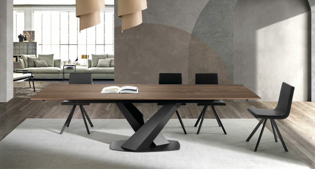 table en céramique sur tapis gris clair