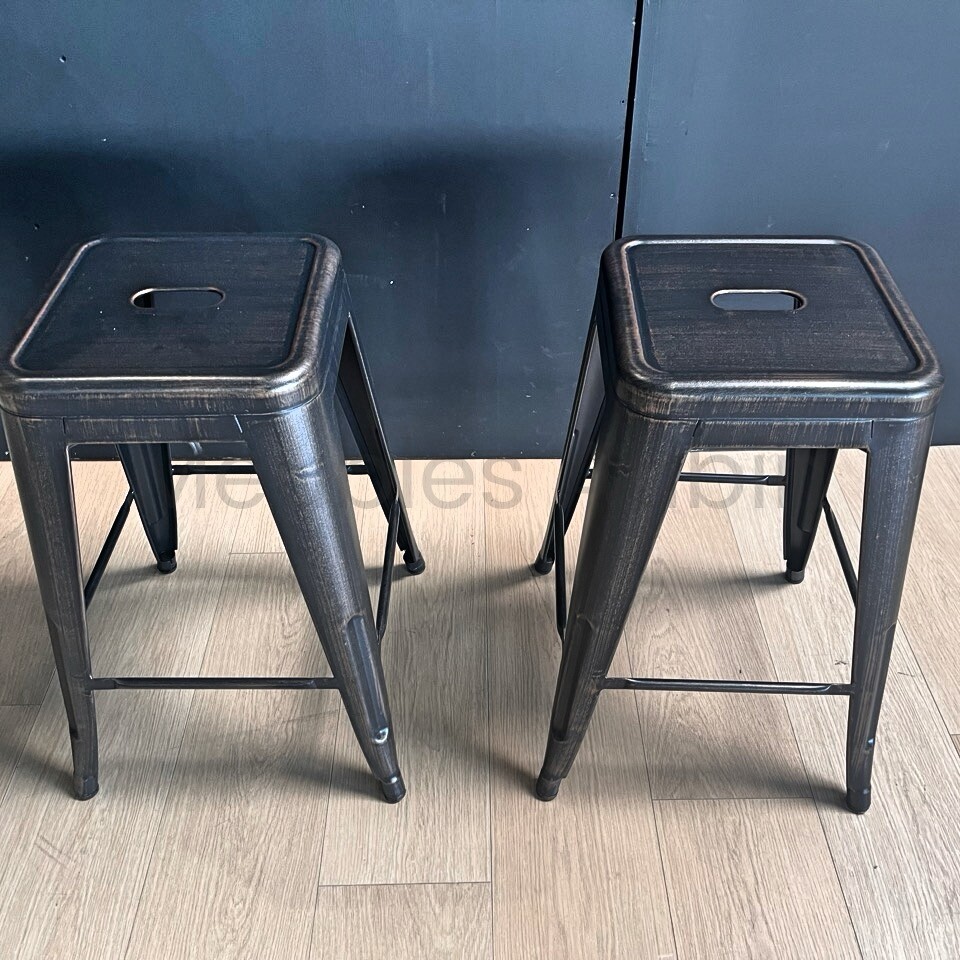 tabouret en metal noir, mur noir, parquet bois clair