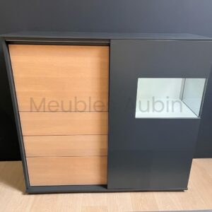 meuble vitrine en bois et laque grise sur parquet bois et mur noir