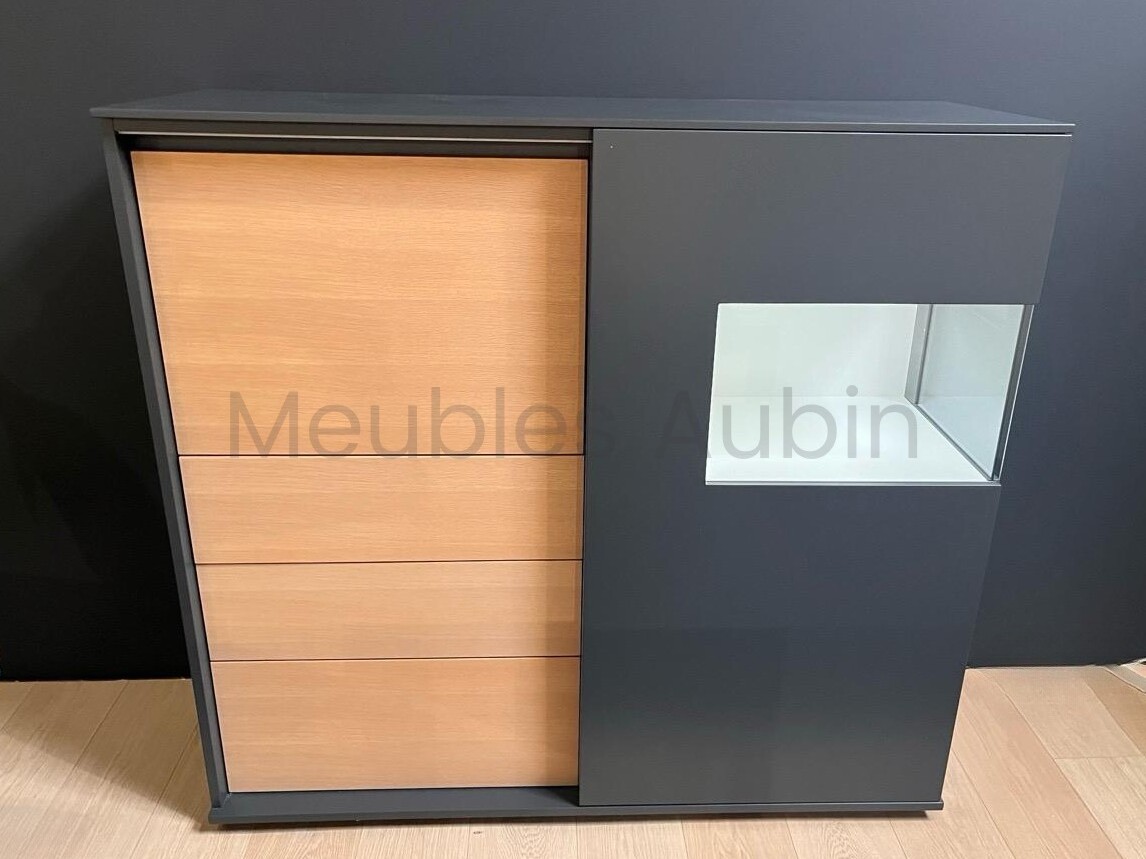 meuble vitrine en bois et laque grise sur parquet bois et mur noir